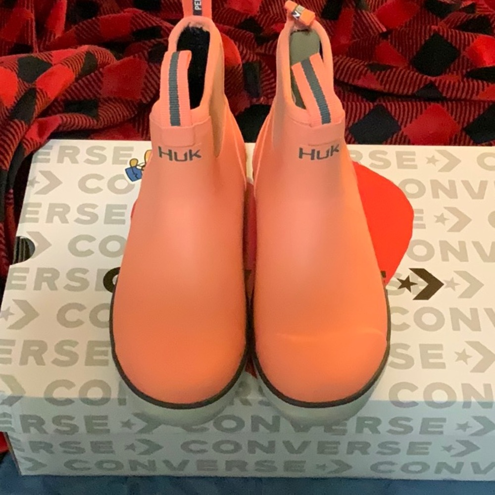 Huk brand pink boots women size 8